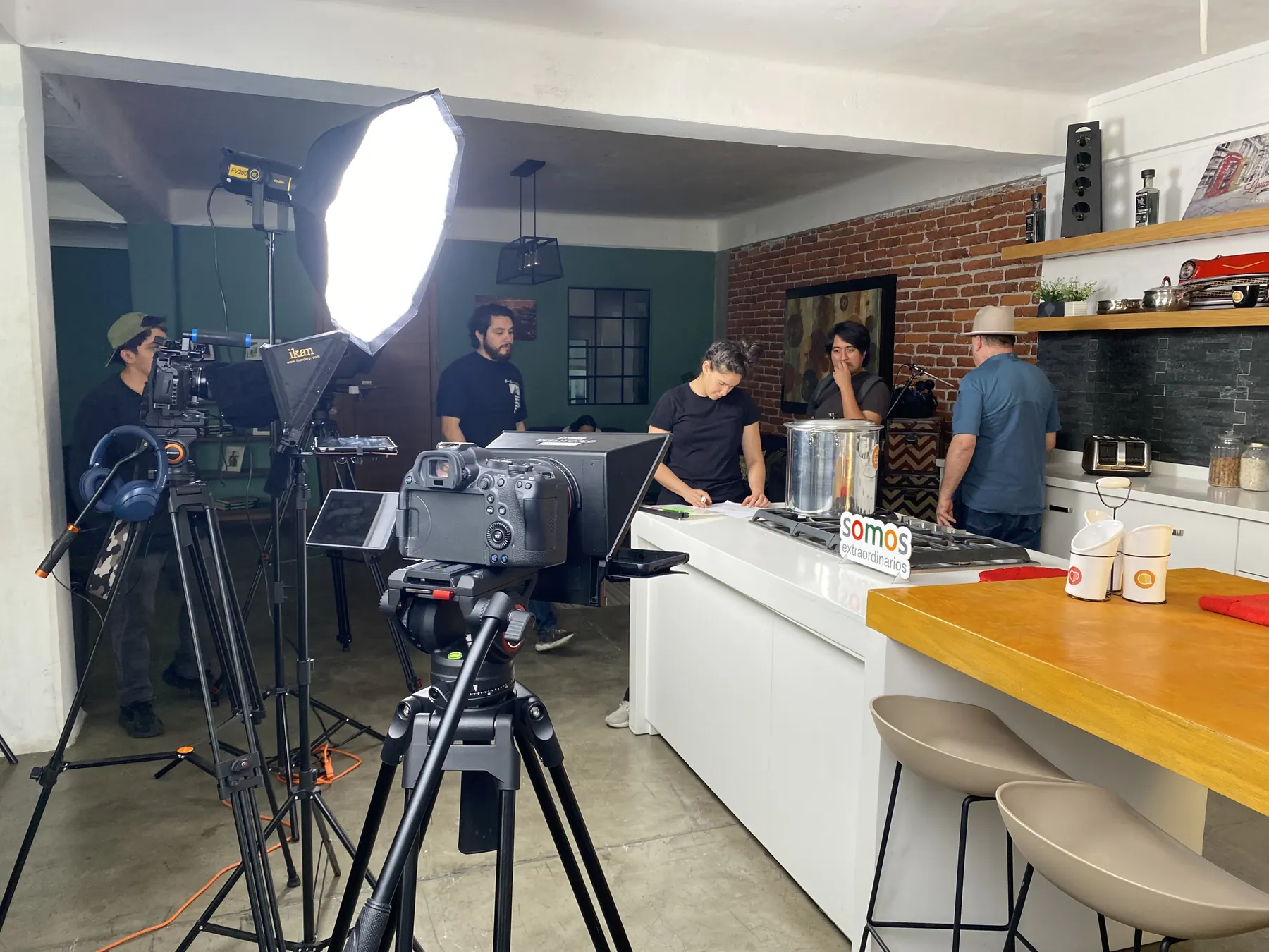 Rodaje en set con cámaras, iluminación y equipo de producción