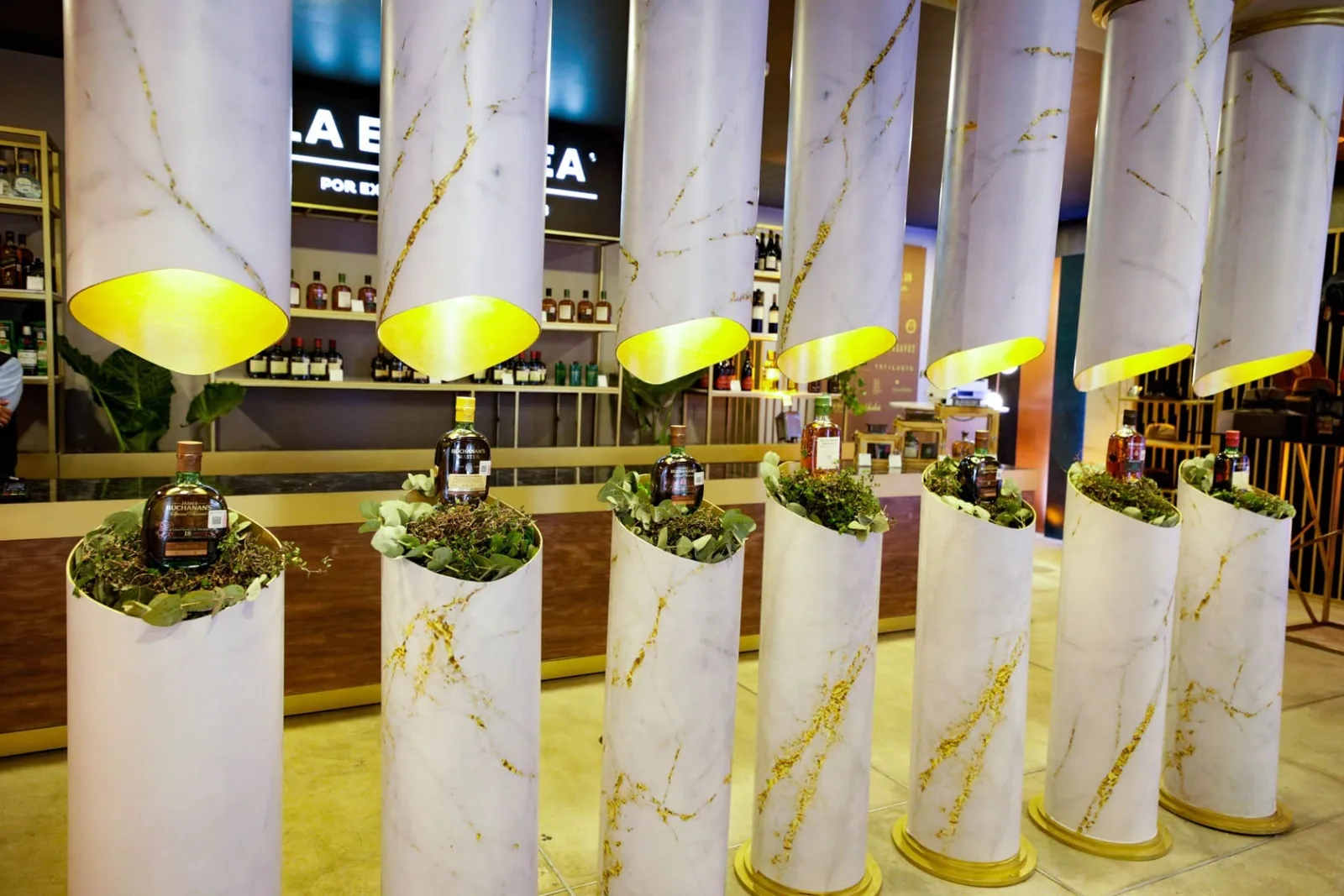 Activación Buchanan's Gifting House, con columnas iluminadas
