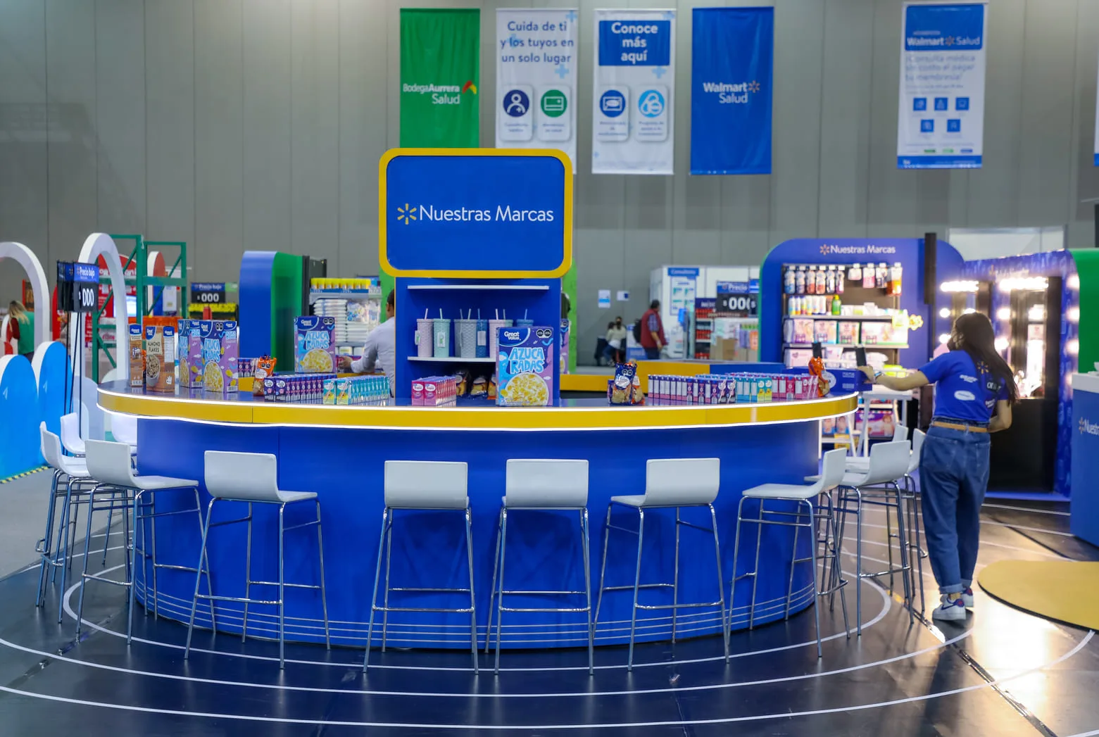 Stand de Walmart en JIA 2020, con isla central de exhibición