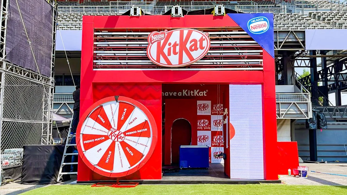 Stand Vive Latino — Kit Kat