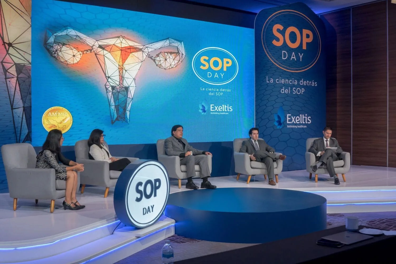 Set de SOP Day con panel de ponentes y pantalla