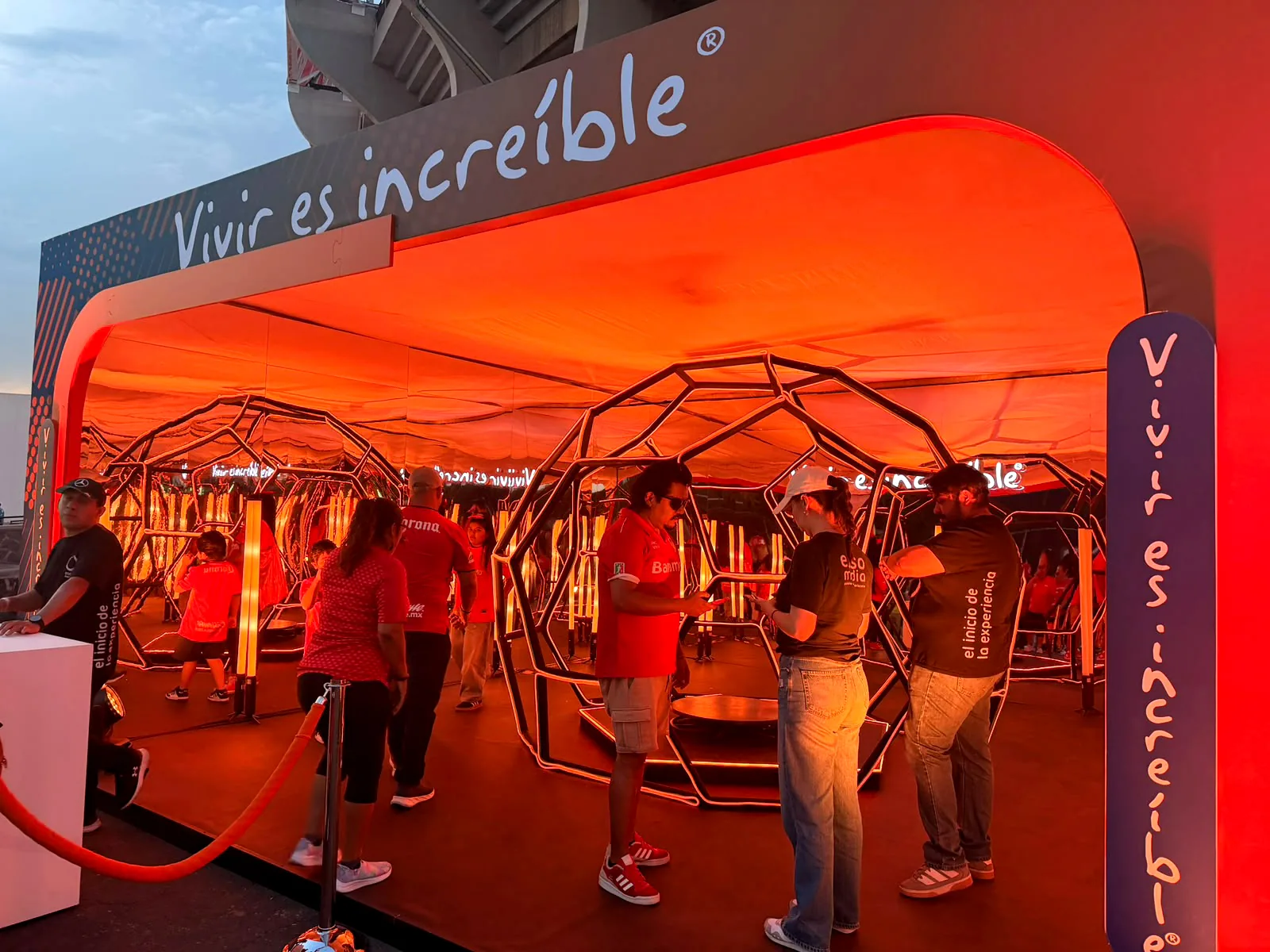 Domo de la activación «Vivir es increíble» de Corona con visitantes dentro