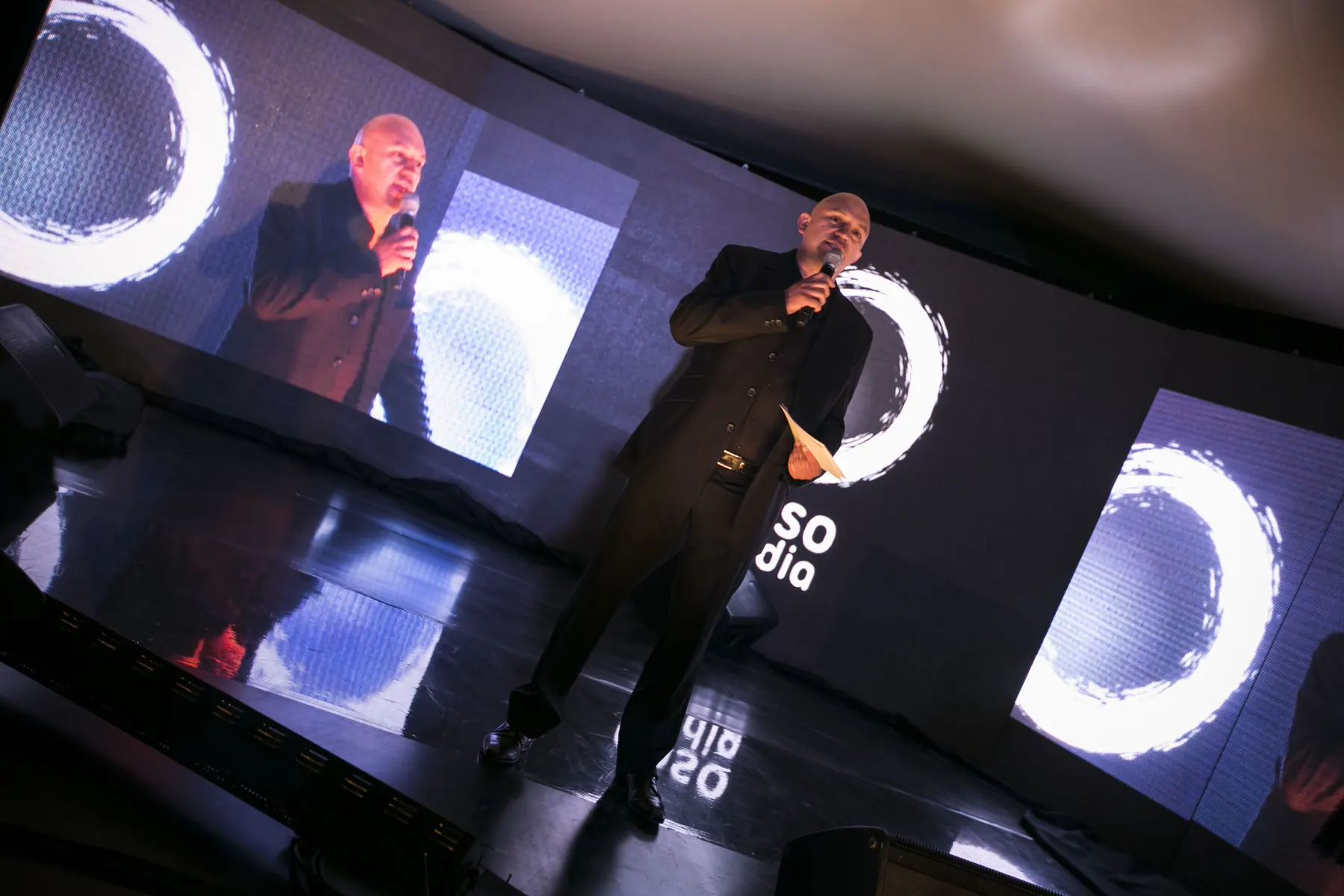 Escenario con los anillos de marca en un evento de Enso Media