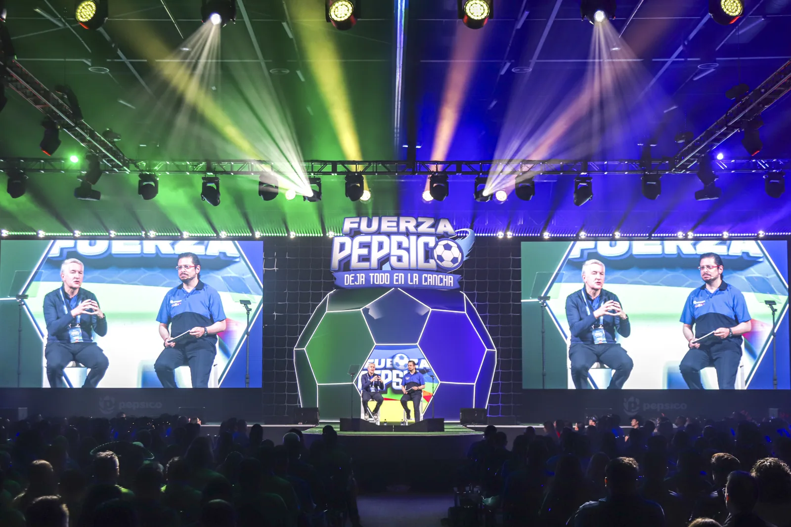 Escenario de Fuerza PepsiCo iluminado, con el público en la sala
