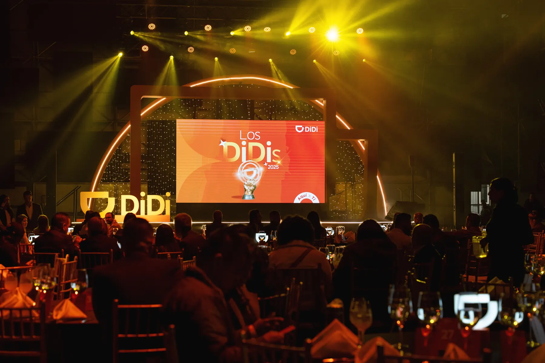 Escenario iluminado durante un evento producido por Enso Media