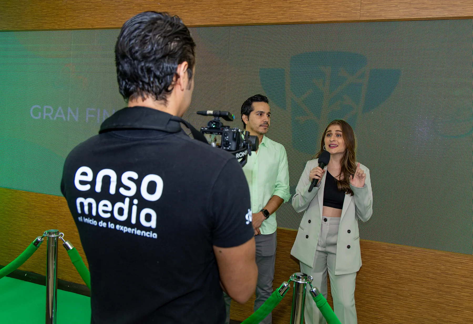 Vocera de marca atendiendo a los medios