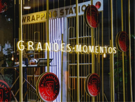 Activación de marca de Buchanan's con letreros luminosos