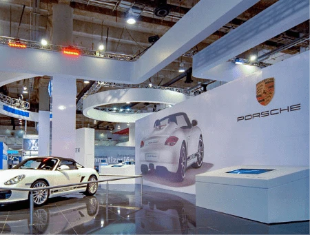 Stand de Porsche en una exposición