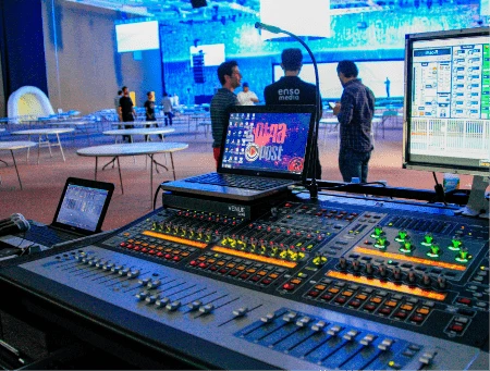 Consola de audio y monitores en una transmisión en vivo