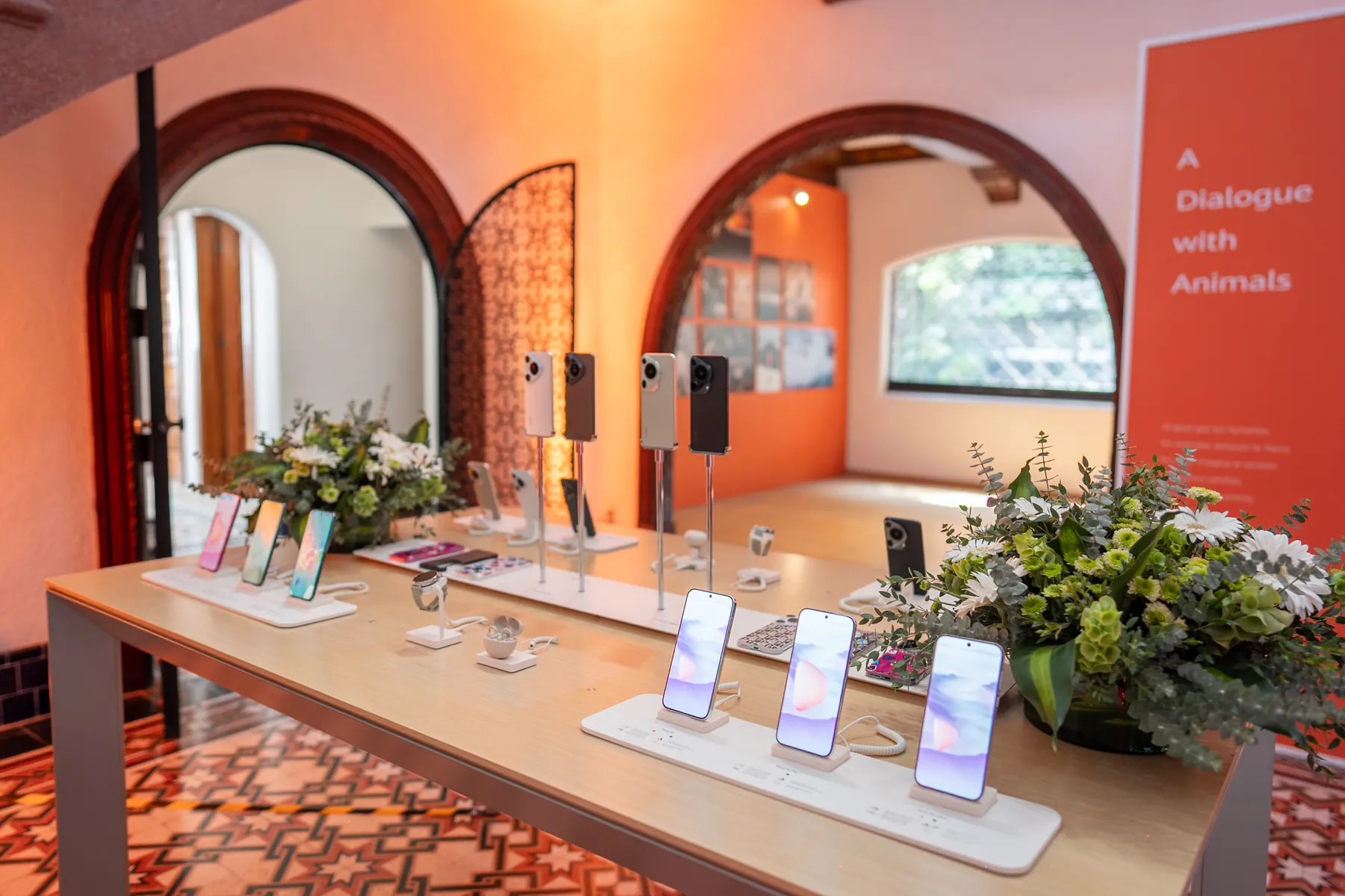 Showroom de producto con la mesa de exhibición montada