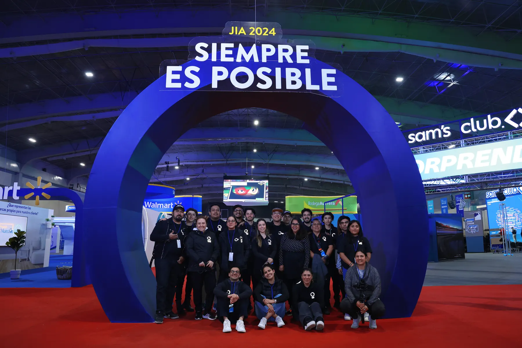 El equipo de Enso Media frente al stand montado en la feria